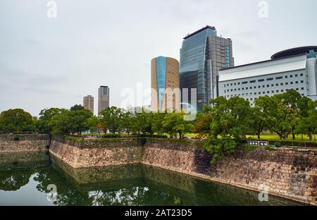 Osaka, JAPON - 14 OCTOBRE 2019 : bâtiments centraux d'Osaka (NHK Osaka Hall; Musée d'histoire et quartier général de la police préfectorale) avec Osaka Ca Banque D'Images