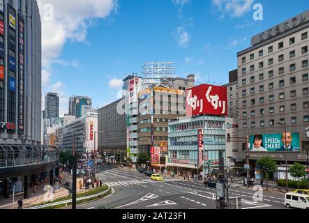 OSAKA, JAPON - 15 octobre 2019 : les grands immeubles modernes et jonctions de route dans le centre urbain autour de la gare d'Osaka, Umeda la nouvelle C Banque D'Images