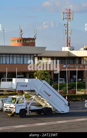 Des avions Swissport sont à quelques pas de l'aéroport international JRO Kilimandjaro. Arusha, Tanzanie Banque D'Images