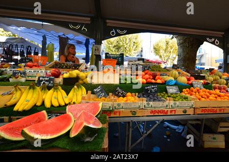 Un stand de fruits sur le marché. Marché Gambetta, Cannes, Côte D'Azur, France Banque D'Images