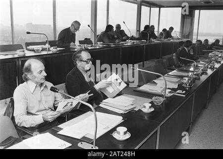 Réunion du Conseil de la Fédération dans le bâtiment FNV à Amsterdam en relation avec les grèves; v.l.n.r.: Spit, Kok et Drabbe Date: 7 février 1977 lieu: Amsterdam, Noord-Holland mots clés: Nom De La Personne politique: Drabbe Banque D'Images