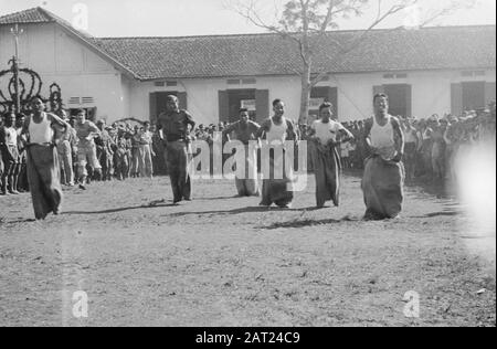 Célébrations 2 ans 11ème Bataillon de la Garde à Bandoeng. Extradition troupes de l'INT à Gombong Célébrations 2 anniversaire du 11ème Bataillon de la Garde à Bandoeng. [Zaklopen] Date : 23 Avril 1948 Lieu : Bandung, Indonésie, Java, Pays-Bas East Indies Banque D'Images