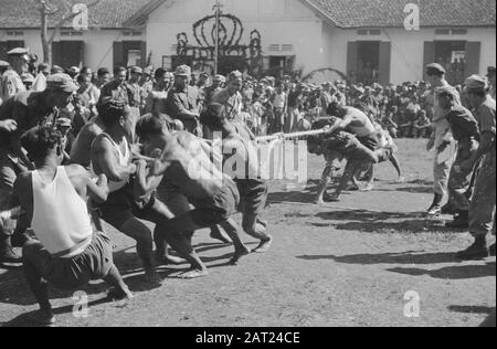 Célébrations 2 ans 11ème Bataillon de la Garde à Bandoeng. Extradition troupes de l'INT à Gombong Célébrations 2 anniversaire du 11ème Bataillon de la Garde à Bandoeng. [Remords Of War] Date : 23 Avril 1948 Lieu : Bandung, Indonésie, Java, Antilles Néerlandaises De L'Est Banque D'Images