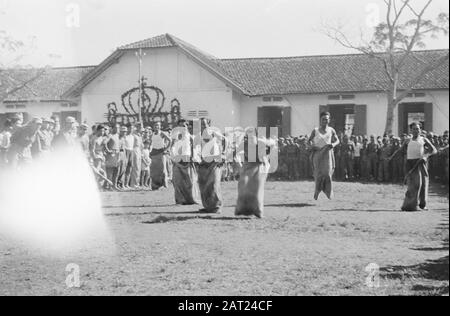 Célébrations 2 ans 11ème Bataillon de la Garde à Bandoeng. Extradition troupes de l'INT à Gombong Célébrations 2 anniversaire du 11ème Bataillon de la Garde à Bandoeng. [Zaklopen] Date : 23 Avril 1948 Lieu : Bandung, Indonésie, Java, Pays-Bas East Indies Banque D'Images