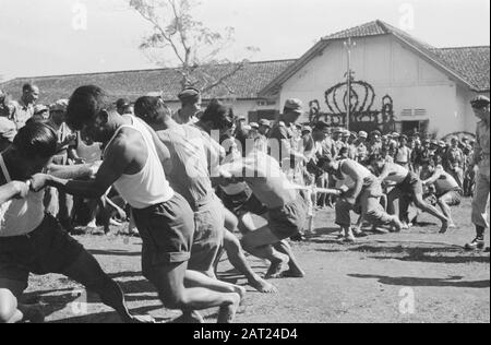 Célébrations 2 ans 11ème Bataillon de la Garde à Bandoeng. Extradition troupes de l'INT à Gombong Célébrations 2 anniversaire du 11ème Bataillon de la Garde à Bandoeng. [Remords Of War] Date : 23 Avril 1948 Lieu : Bandung, Indonésie, Java, Antilles Néerlandaises De L'Est Banque D'Images