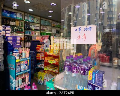 Hong Kong - 30 janvier 2020: Le gardien de magasin postent l'avis "tous les masques vendus" . après l'éclosion de coronavirus de wuhan en chine, l'approvisionnement en masques est en pénurie à hong kong Banque D'Images