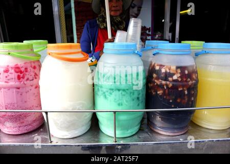 Antipolo City, Philippines - 29 janvier 2020: Le vendeur de rue vend des boissons fraîches aromatisées dans son chariot sur un trottoir. Banque D'Images