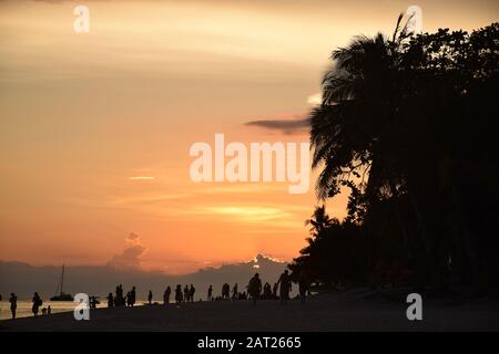 Coucher de soleil sur la belle plage de Dumaluan sur l'île de Panglao, Bohol - Philippines Banque D'Images