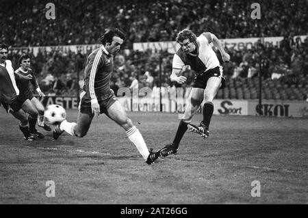 La deuxième étape des demi-finales de 1980—81 coupe des gagnants de la coupe d'Europe contre Feyenoord Rotterdam s'est terminée par 2:0 à Tbilissi. Pendant la même saison, Dinamo Tbilissi a remporté la finale de la coupe d'Europe de 1981. LE MEILLEUR DE TOUS : UEFA 1981/1980, ÉTATS-UNIS D'AMÉRIQUE. Le meilleur de tous, le meilleur de tous, le meilleur de tous, le meilleur de tous. Nederlands: Feyenoord tegen Dynamo Tiflis 2-0 (EuroPacup-II), Vermeulen van Feyenoord in duel met Dynamo Tiflis, liens Van Deinsen; Banque D'Images