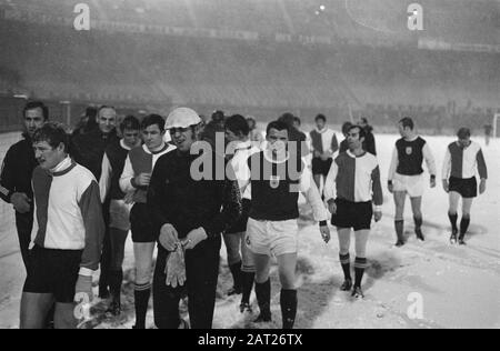 Feyenoord contre la coupe GVAV. Les joueurs quittent le terrain, en arrière-plan stade vide Date: 12 février 1970 mots clés: Sport, football institution Nom: Feyenoord Banque D'Images