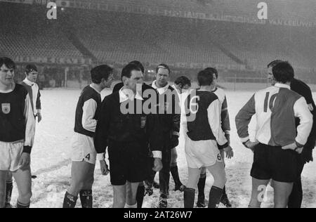 Feyenoord contre la coupe GVAV. Après quinze minutes annulées en raison de neige, l'arbitre Van der Veer et le juge aux frontières G. Jonker champ de gauche Date: 12 février 1970 mots clés: Sport, football Nom personnel: G. Jonker Nom de l'institution: Feyenoord Banque D'Images