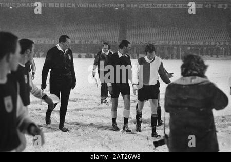 Feyenoord contre la coupe GVAV. Les joueurs quittent le terrain, en arrière-plan stade vide Date: 12 février 1970 mots clés: Sport, football institution Nom: Feyenoord Banque D'Images