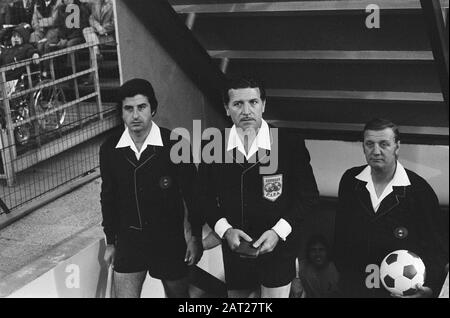 Feyenoord contre Tottenham Hotspur 2-0, arbitre final de la coupe de l'UEFA Lobello (Head) Date: 29 mai 1974 mots clés: Arbitres, sport, football Nom de l'institution: Feyenoord, Tottenham Hotspur, coupe UEFA Banque D'Images