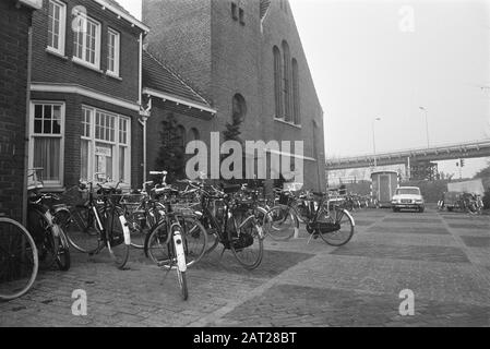 Dimanche sans voiture en relation avec le boycott pétrolier Cyclisme pour une église Date: 4 Novembre 1973 mots clés: Dimanche sans voiture, bicyclettes, églises, boycott pétrolier, crise pétrolière Banque D'Images