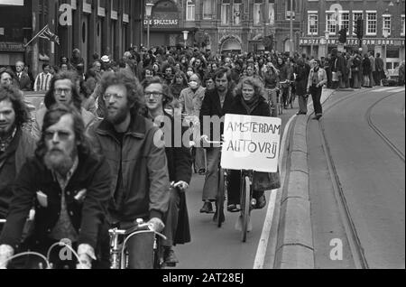 Tour en vélo Amsterdam voiture gratuite à Amsterdam; aperçu de la procession à la Rokin Date: 11 mai 1974 lieu: Amsterdam, Noord-Holland mots clés: Tours en vélo, vues panoramiques, procession Banque D'Images