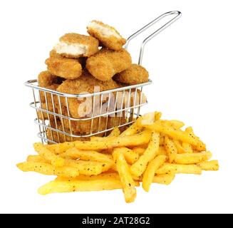 Le fil d'Ariane couvrait les pépites de poulet et les frites dans un petit panier à friture isolé sur fond blanc Banque D'Images