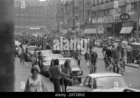 Visite en vélo à Amsterdam pour le centre-ville sans voiture Date: 15 juin 1974 lieu: Amsterdam, Noord-Holland mots clés: Villes intérieures, tours en vélo Banque D'Images