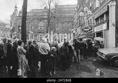 Film Grease with John Travolta STILL success; long row want for cinema Leidsepleintheater in Amsterdam Date: 28 December 1978 lieu: Amsterdam, Noord-Holland mots clés: Cinémas , films, public Nom personnel: Leidsepleintheater Banque D'Images