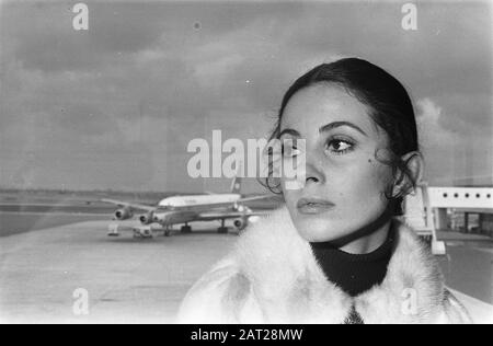 Filmopshots à Schiphol avec Barbara Parkins pour le film Puppet sur une chaîne. Barbara Parkins avec avion en arrière-plan Date: 19 Mars 1970 lieu: Noord-Holland, Schiphol mots clés: Actrices, films, stars de cinéma, portraits, aéronefs, aérodromes Nom personnel: Parkins, Barbara Banque D'Images