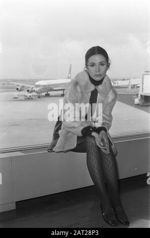 Filmopshots à Schiphol avec Barbara Parkins pour le film Puppet sur une chaîne. Barbara Parkins avec avion en arrière-plan Date: 19 Mars 1970 lieu: Noord-Holland, Schiphol mots clés: Actrices, films, stars de cinéma, portraits, aéronefs, aérodromes Nom personnel: Parkins, Barbara Banque D'Images