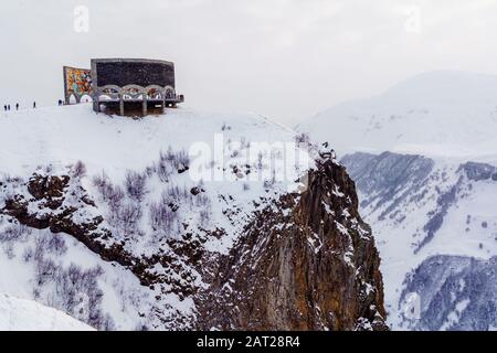 Monument de l'amitié des peuples en Géorgie, Croix Pass. Un endroit incroyablement beau pour l'équilibre spirituel. Le monument est situé majestueusement ag Banque D'Images