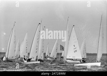 Fin Gold Cup 1963. Sur l'IJsselmeer pour Medemblik arrondissant la première bouée Date: 14 août 1963 lieu: Ijsselmeer, Medemblik mots clés: Voile Banque D'Images