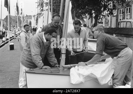 Fin Gold Cup 1963 sur IJsselmeer à Medemblik. Partie de l'équipe néerlandaise avant le début Date: 15 août 1963 lieu: Ijsselmeer, Medemblik mots clés: Start, teams Banque D'Images
