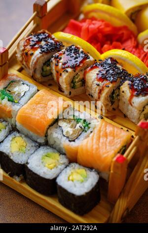 Ensemble de sushis farcis au poisson, aux légumes et au fromage Philadelphie. Banque D'Images