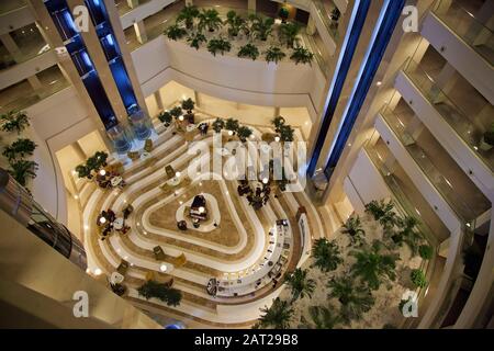 Gelendzhik, Russie, - 29 Novembre 2011 Kempinski Grand Hotel Gelendzhik. Atrium pour la nouvelle année. Banque D'Images