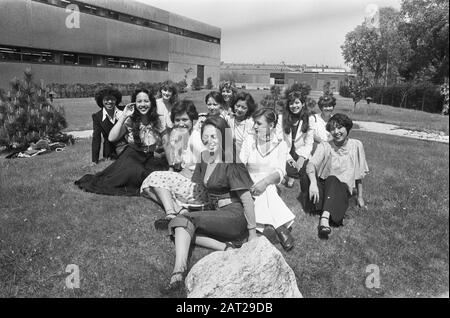 Finalistes élection Mlle Pasar Malam commanditée, toutes les filles Date: 16 mai 1976 mots clés: Filles, élections Banque D'Images