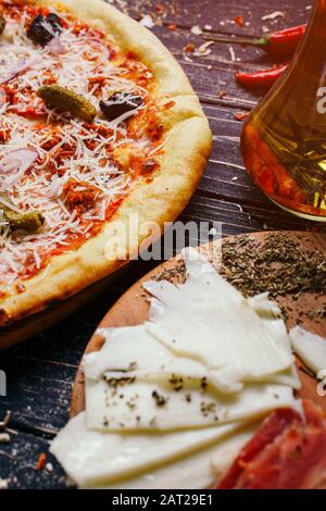 Vue rapprochée de savoureuses pizzas traditionnelles italiennes. Ingrédients alimentaires et épices pour la cuisson de pizzas. Banque D'Images