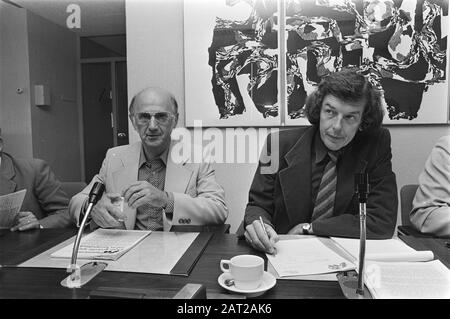 Réunion du Conseil de la Fédération FNV à Amsterdam concernant les prix des légumes, les prix des hommes Kok (à droite) et Spit (à gauche) au cours de la réunion Date: 9 août 1976 lieu: Amsterdam, Noord-Holland Banque D'Images