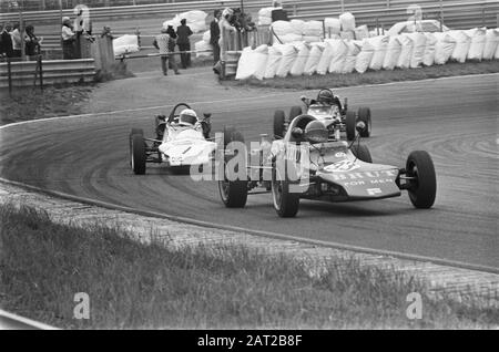 Grand Prix van Zandvoort en 1975 Formule Vee voitures de course; Leo Steenbergen (33) d'abord, juste derrière Maarten van Ginniken (1) Date: 20 juillet 1975 lieu: Noord-Holland, Zandvoort mots clés: Courses automobiles, courses automobiles Nom personnel: Ginniken, Maarten, Steenbergen, Leo Banque D'Images