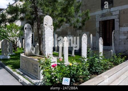 Konya, TURQUIE - 13 JUIN 2011 :Gravestons au Musée Mevlana (1274 AD), où se trouve le mausolée de Jalal ad-Din Muhammad Rumi, un soufi persan Banque D'Images