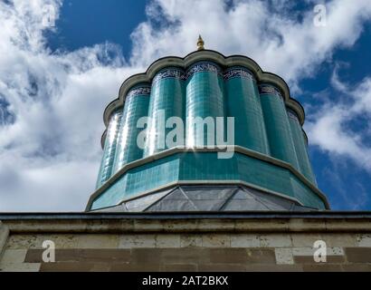 Konya, TURQUIE - 13 JUIN 2011 : le dôme conique recouvert de tuiles vernies turquoise.au Musée Mevlana (1274 AD) qui est où le mausolée de J Banque D'Images