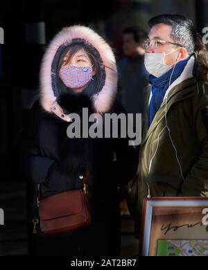 Masque de visage porté par les touristes chinois à l'extérieur de la gare de Cambridge, en Angleterre, le 30 janvier 2020, pour empêcher de attraper la grippe coronavirus. Banque D'Images