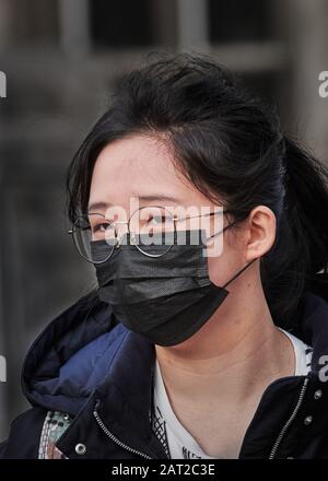 Masque de visage porté par un étudiant chinois à Cambridge, en Angleterre, le 30 janvier 2020, pour éviter de attraper la grippe coronavirus. Banque D'Images