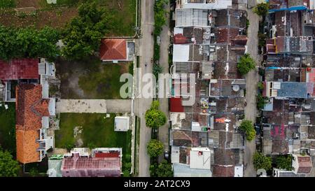 Tir Drone. Vue aérienne des résidences. Avec un drone. Naturel l'arrière-plan de la texture. Banque D'Images