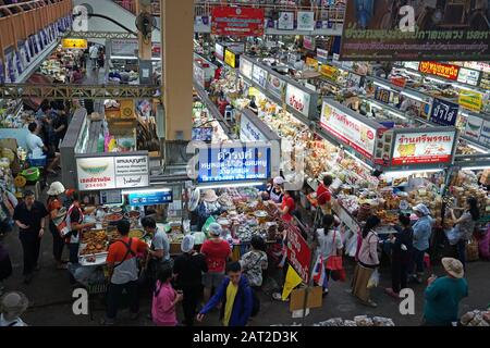 Atmosphère du marché de Warorot (KAD LUANG), large gamme de plats prêts à manger, en-cas locaux et produits frais aussi vêtements et accessoires - Chiang Mai Banque D'Images