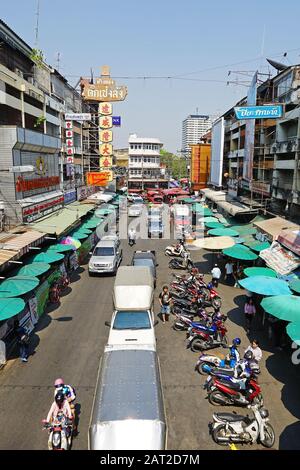 Atmosphère du marché de Warorot (KAD LUANG) large gamme de repas prêts à manger, en-cas locaux et produits frais aussi vêtements et accessoires - Chiang Mai Banque D'Images