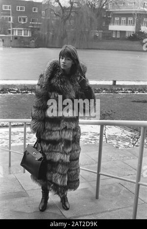 Françoise Hardy À Amsterdam, Le 16 Décembre 1969. Archives Nationales Des Pays-Bas, La Haye, Collection De Photos General Nederlands Press Office (Anefo), 1945-1989 - Négatif (Noir Et Blanc). Trouver le numéro d'aide 2.24.01.05, numéro d'article .; Banque D'Images