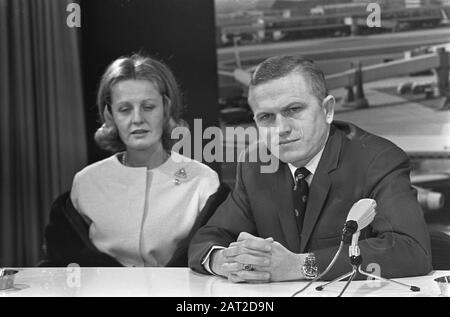 Frank Borman et épouse donnant une conférence de presse à Schiphol Date : 11 février 1969 lieu : Noord-Holland, Schiphol mots clés : astronautes, conférences de presse Banque D'Images