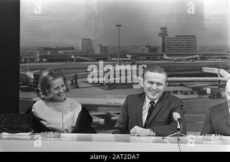 Frank Borman et épouse donnant une conférence de presse à Schiphol Date : 11 février 1969 lieu : Noord-Holland, Schiphol mots clés : astronautes, conférences de presse Banque D'Images