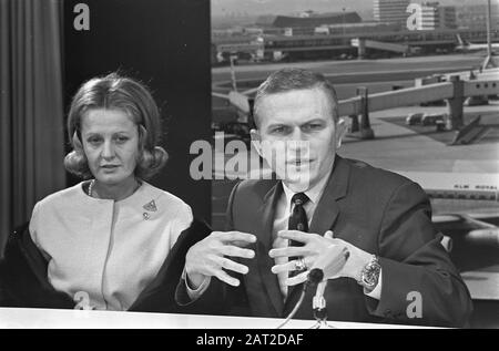 Frank Borman et épouse donnant une conférence de presse à Schiphol Date : 11 février 1969 lieu : Noord-Holland, Schiphol mots clés : astronautes, conférences de presse Banque D'Images