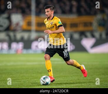 29 janvier 2020, Saxe, Dresde: Football: 2ème Bundesliga, SG Dynamo Dresden - Karlsruher SC, 19ème jour de jumelage, au Rudolf-Harbig-Stadium Dynamos Marco Terrazzino joue le ballon. Photo: Robert Michael/dpa-Zentralbild/dpa - NOTE IMPORTANTE: Conformément aux règlements de la DFL Deutsche Fußball Liga et du DFB Deutscher Fußball-Bund, il est interdit d'exploiter ou d'exploiter dans le stade et/ou à partir du jeu des photos prises sous forme d'images de séquence et/ou de séries de photos de type vidéo. Banque D'Images