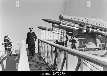 Cadre de flotte français à Amsterdam sous le commandement du vice-amiral Ph. De Gaulle (son ex-président); Ph. De Gaulle quittant le Colbert (sur gangway)/Date: 5 mars 1976 lieu: Amsterdam, Pays-Bas Nom personnel: Gaulle, Philippe de Banque D'Images