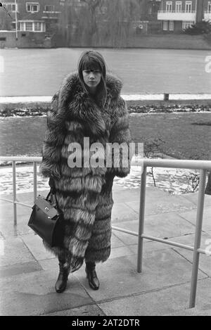 La chanteuse française Françoise Hardy à Amsterdam. Françoise Hardy Date: 16 Décembre 1969 Lieu: Amsterdam, Noord-Holland Mots Clés: Chanteurs Nom Personnel: Françoise Hardy Banque D'Images