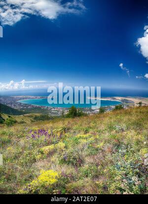 Panorama de la station balnéaire de Gelendzhik depuis le sommet de la crête de Markoth. Vous pouvez voir la baie de Gelendzhik, la mer Noire. Au premier plan s Banque D'Images