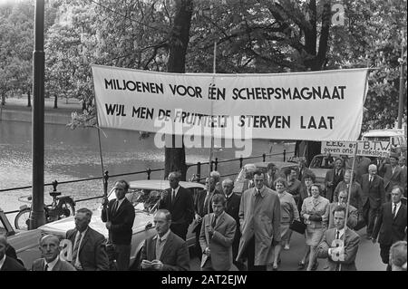 Les producteurs de fruits manifestent avec des signes à la Haye; les manifestants pour le ministère de l'Agriculture Date: 27 mai 1970 lieu: La Haye, Zuid-Holland mots clés: Manifestants, manifestations, producteurs de fruits Nom de l'institution: Ministère de l'Agriculture et de la pêche Banque D'Images