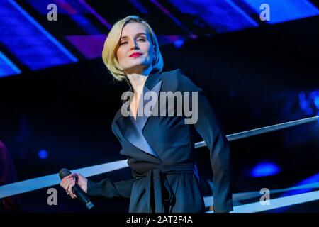 La célèbre chanteuse russe Polina Gagarina chante devant les participants au forum d'affaires Banque D'Images